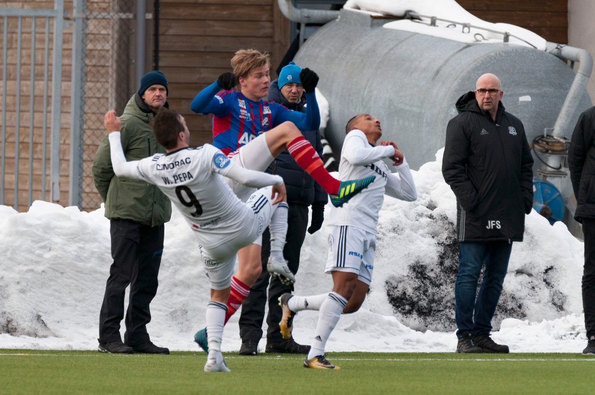 Høye spark. Tøffe tak.