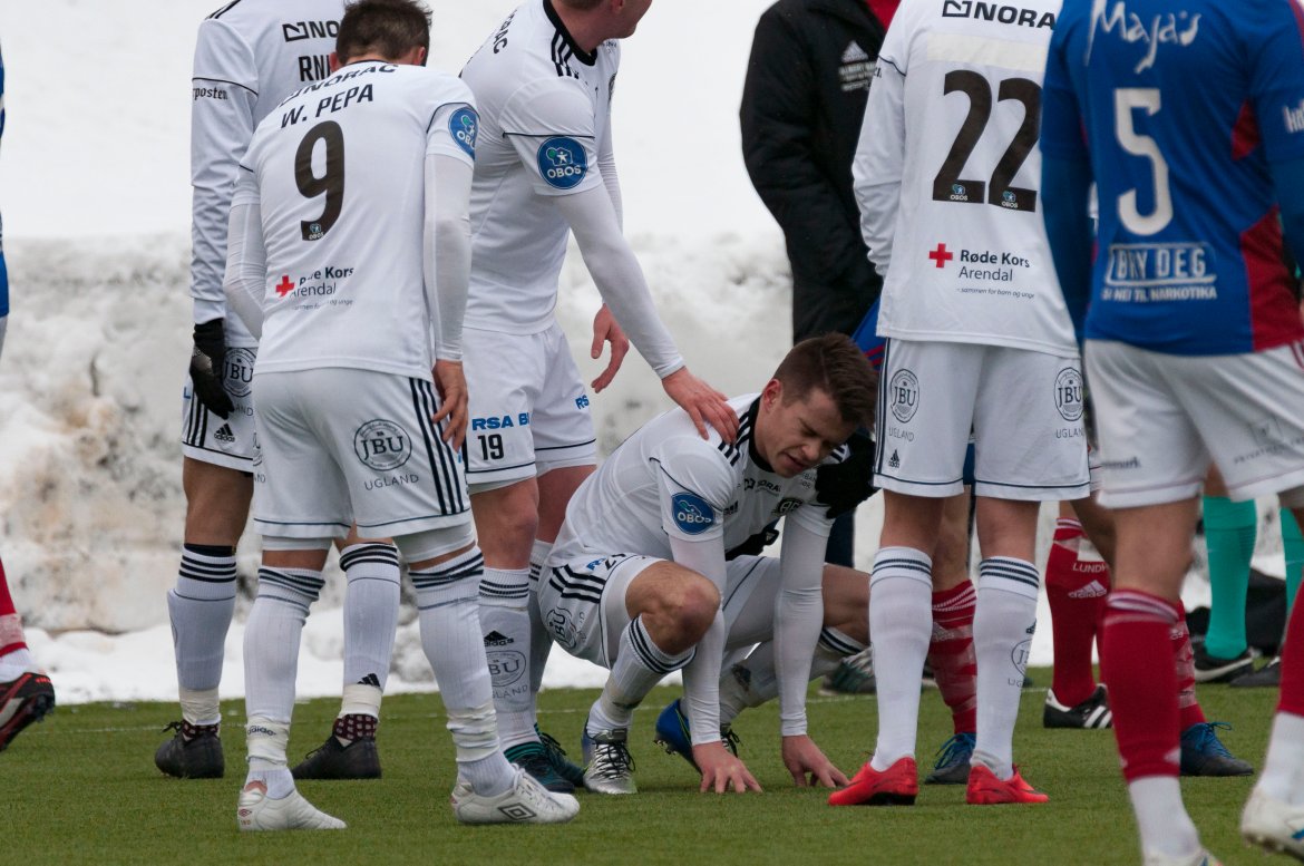 Anders Hella fikk en susende takling fra en Fram-spiller som med full kraft traff Hella med knottene først. Men Arendal-spilleren reiste seg igjen - og Fram-spilleren fikk rødt kort.