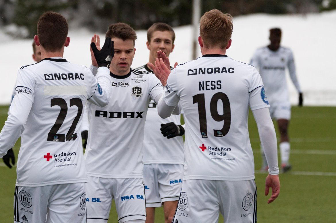 Preben Skeie, Anders Hella og Fabian Ness. I bakgrunnen: Philip Aukland.