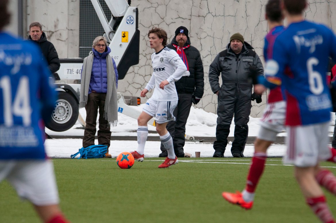 Hans Robin Enoksen orienterer seg på høyrebacken i Jens Kristian Skogmos skadefravær.