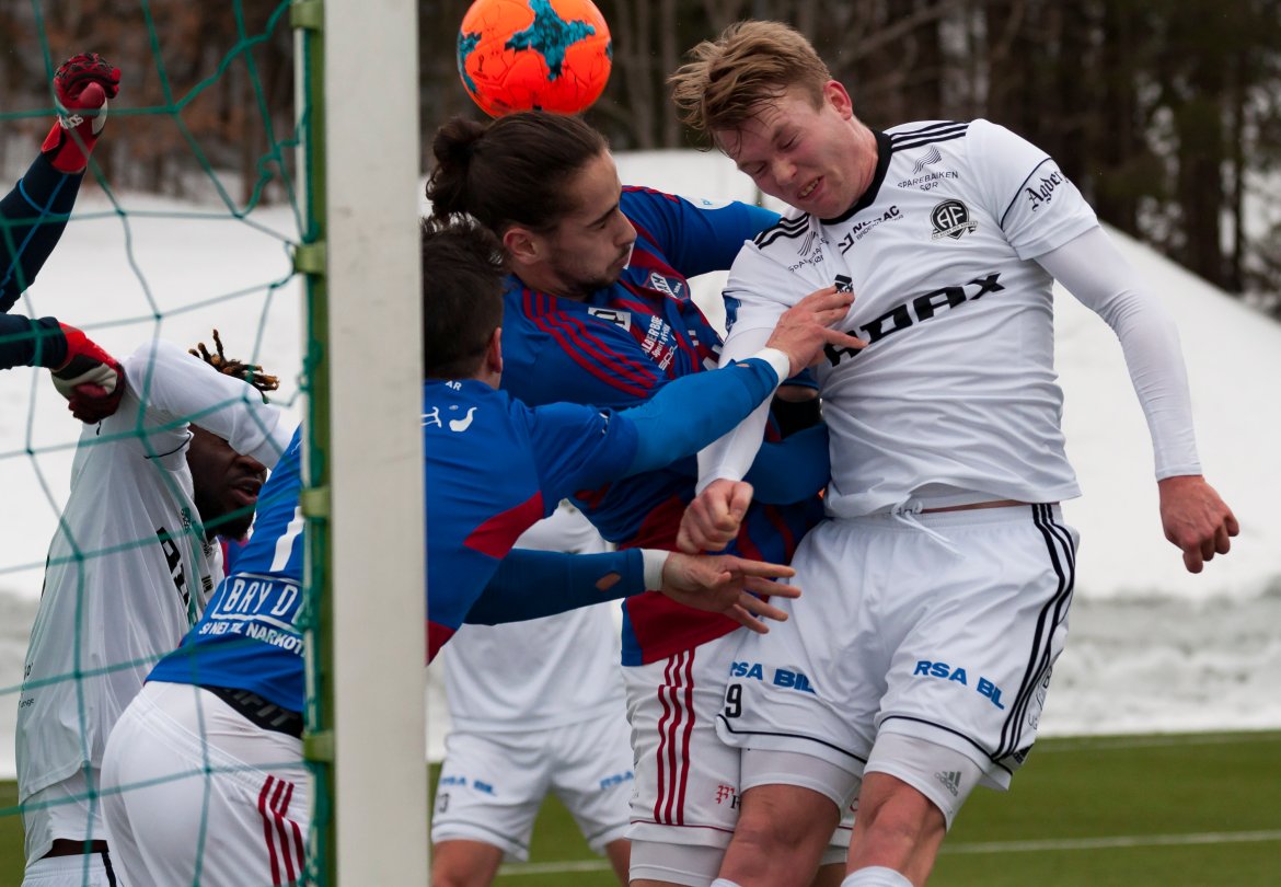 Fram-forsvarerne hadde en stri dag på jobben med å få kontroll på Fabian Ness...