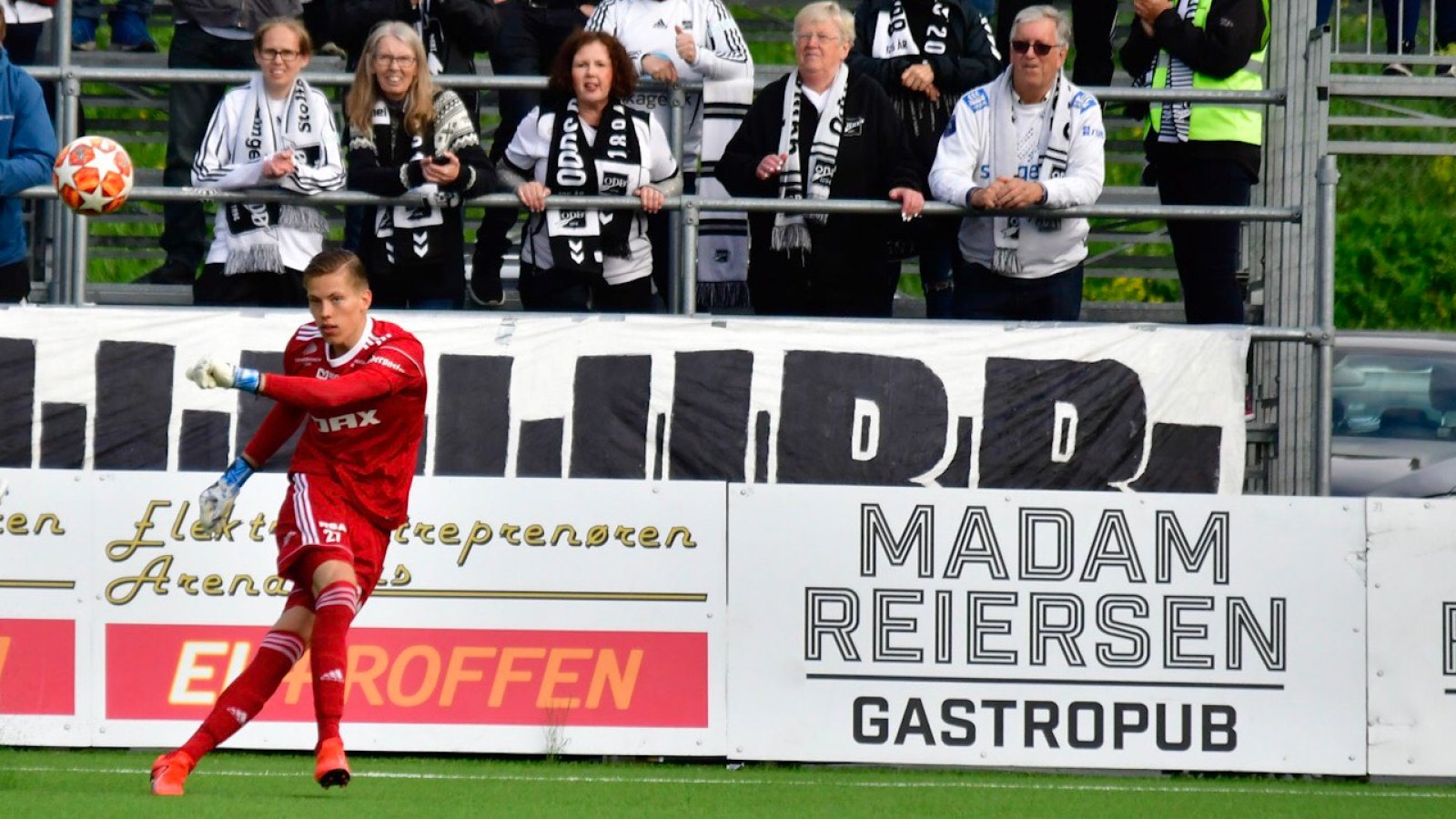 Leopold Wahlstedt var svært uheldig da Odd scoret sitt første mål, men leverte ellers en solid kamp mellom stengene.