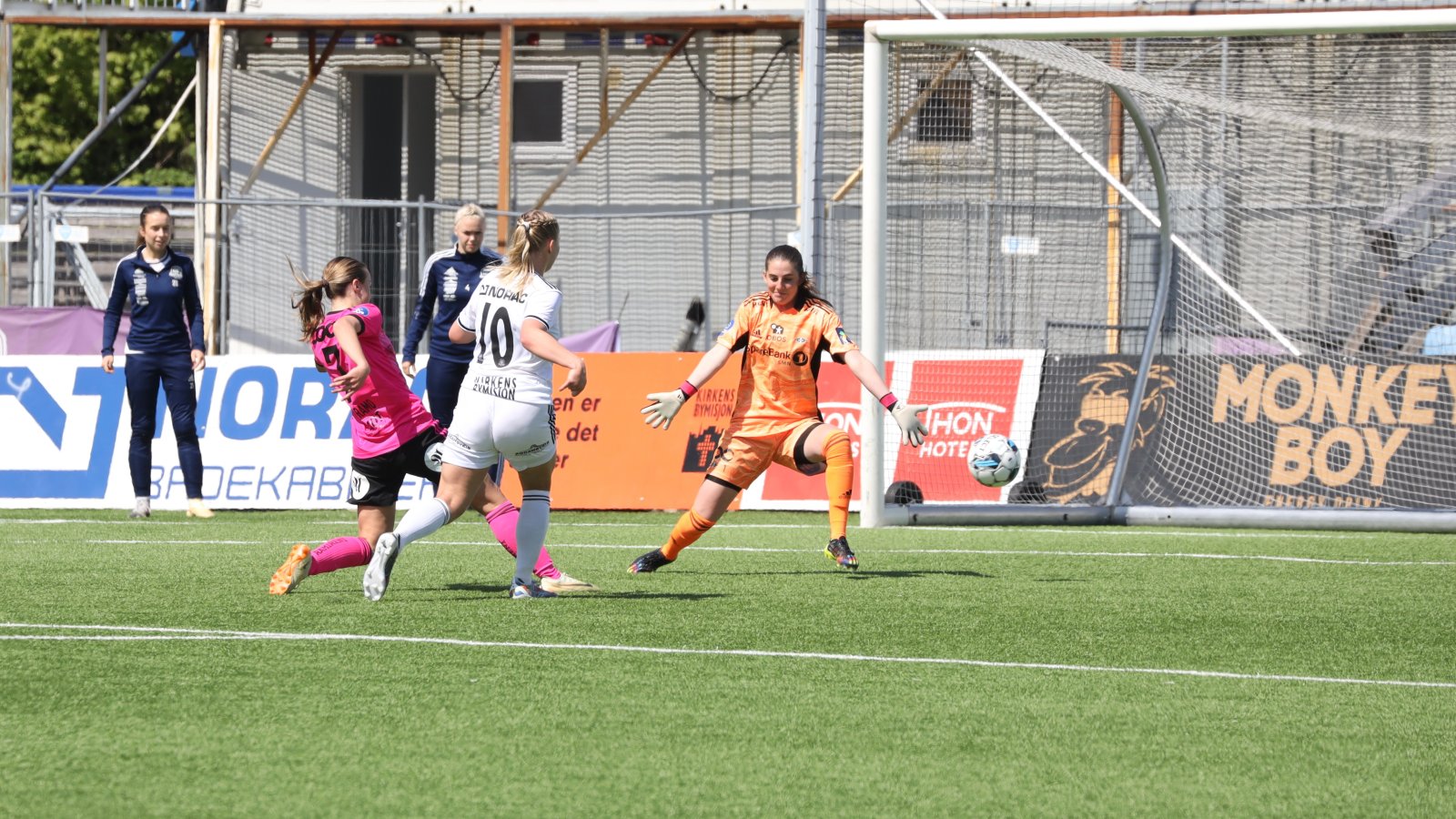 Rebekka Ausland setter inn 3-0 mot RBK 2.