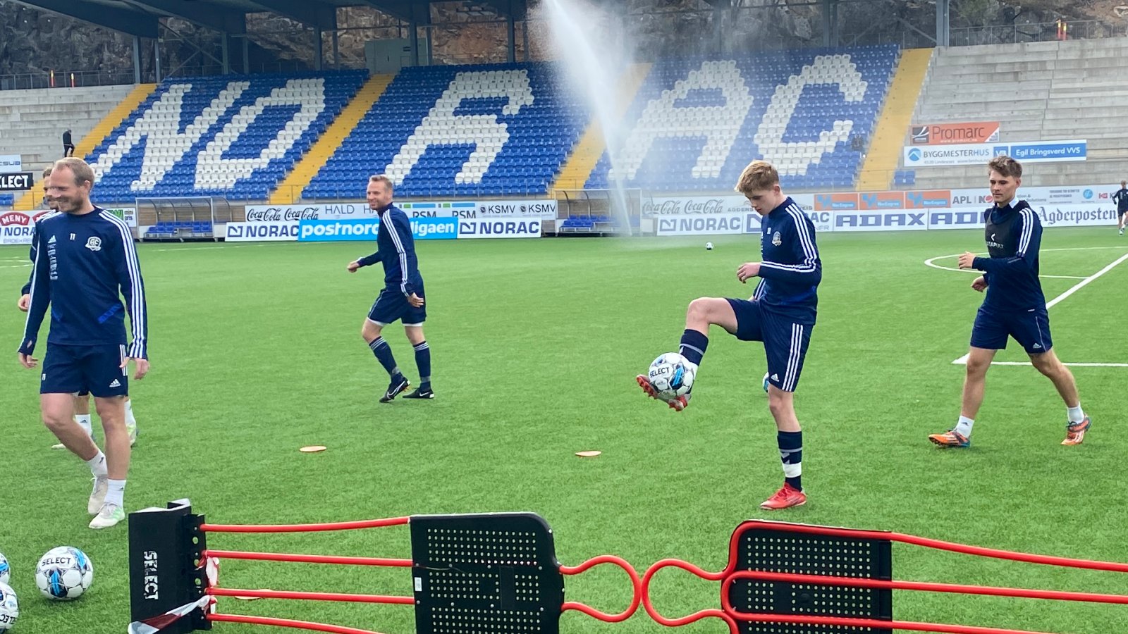 Teo Hansen fikk en trening med Arendal Fotballs A-lag i konfirmasjonsgave forrige helg. Fredag var han derfor med som forsterkning på økta.