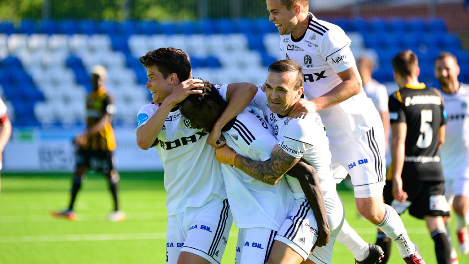 Pape Paté Diouf gratuleres av Tobias Henanger, Wilhem Pepa og Kim Kvaalen.