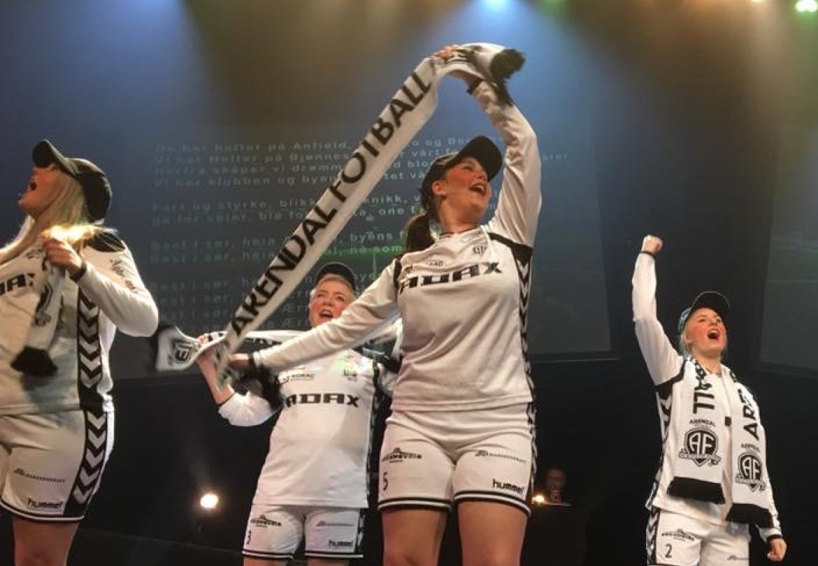 Årets Granerevy starter med en energifylt, morsom og fengende flott hyllest av Arendal Fotball!