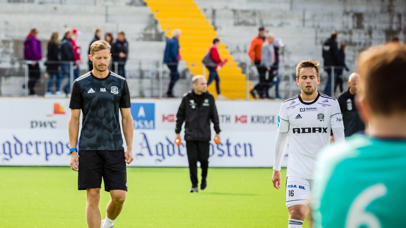Mattias Andersson går skuffet av banen.