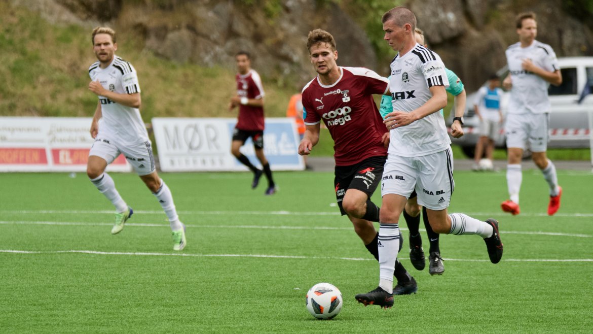Preben Skeie (med ballen) og Rasmus Lynge Christensen (bak) kom begge inn etter pausen.