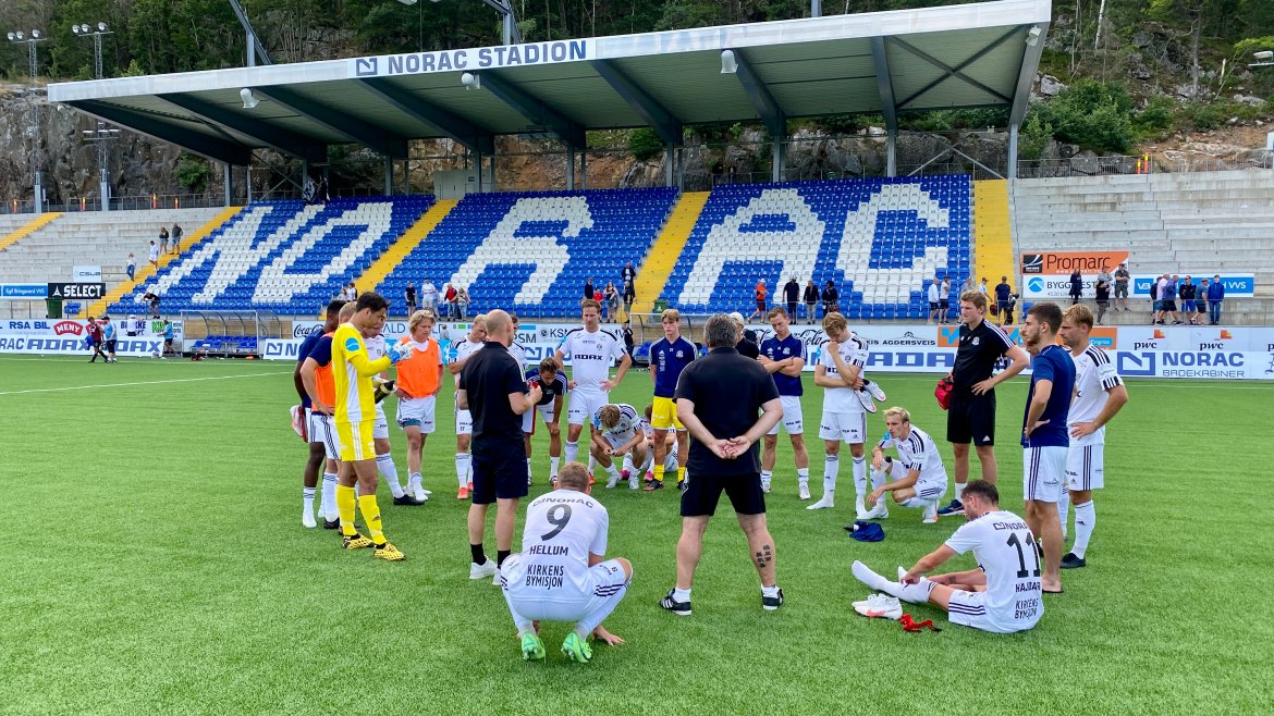 Trenerteamet samlet troppen til en "debrief" ute på matta etter årets første poengtap. Nå rettes all oppmerksomhet mot onsdagens kamp mot Egersund.