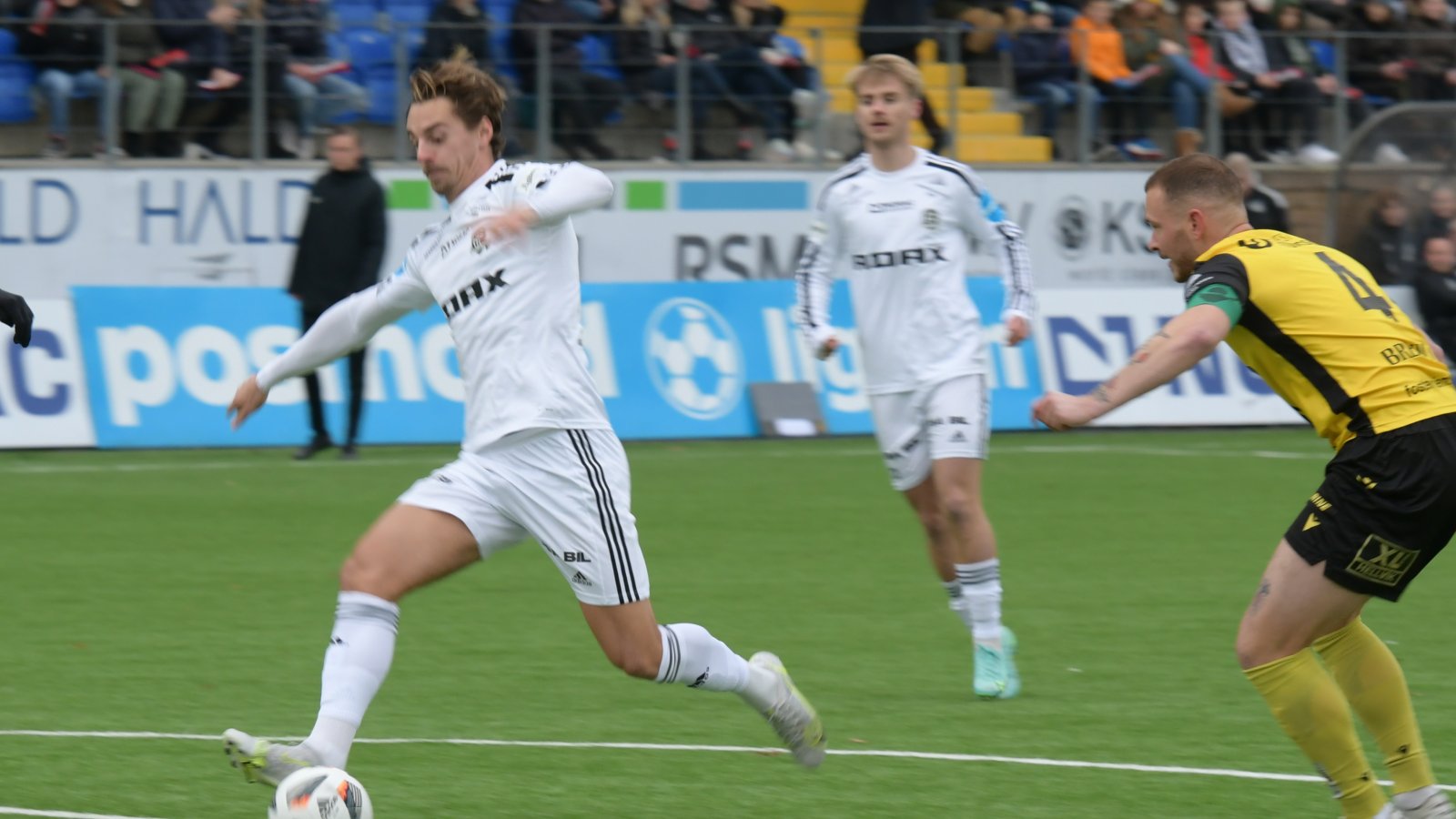 Mathias Johansen og Sebastian Remme Berge vil fortsatt spille i Adidas-utstyr etter at Arendal Fotball har inngått ny samarbeidsavtale med utstyrsgiganten.