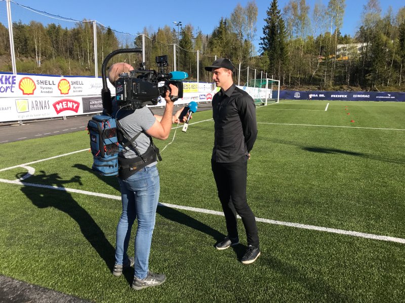 Det er stor medieinteresse foran kampen Arendal-Jerv. Rundt 20 journalister har meldt at de stiller på kampen - i tillegg til et TV-team på 14 fra Eurosport som sender oppgjøret direkte. Her er det kaptein Sune Kiilerich som blir intervjuet av NRK.