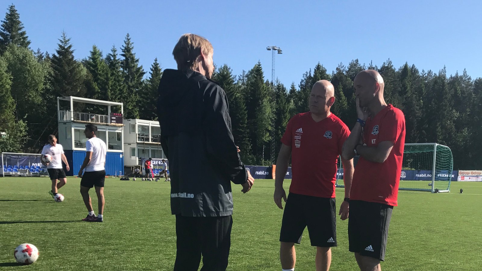 Knut Tørum (til høyre) diskuterer kampplanen mot Fredrikstad med Arve Seland (med ryggen mot kamera) og Frank Bredal.