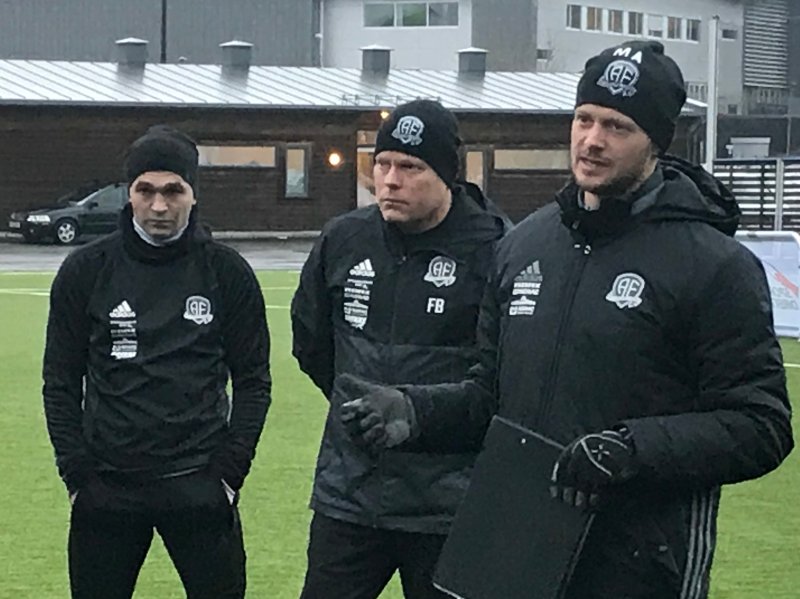 Mattias Andersson (til høyre) sammen med assistenttrener Frank Bredal og Wilhem Pepa som er på vei tilbake etter sykdom.