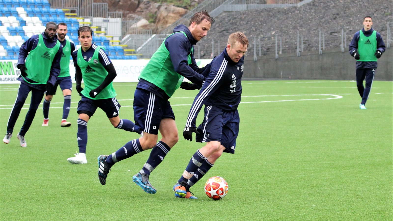 Fabian Stensrud Ness i duell med Sune Kiilreich på trening. 