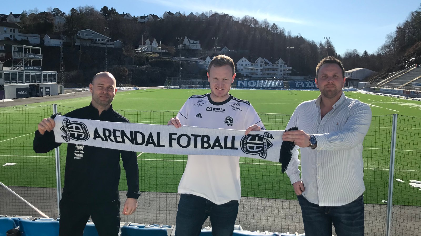 Roger Risholt og Bjørge Fedje ønsker Christer Reppesgård Hansen velkommen til Arendal Fotball.