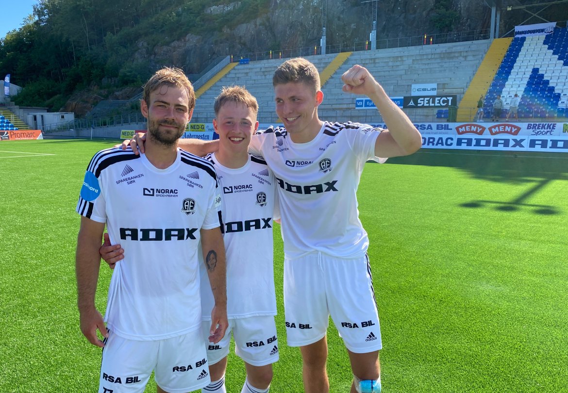 Mads Nørby Madsen, Tobias Hafstad og Andreas van der Spa jubler etter 3-1 mot Øygarden.