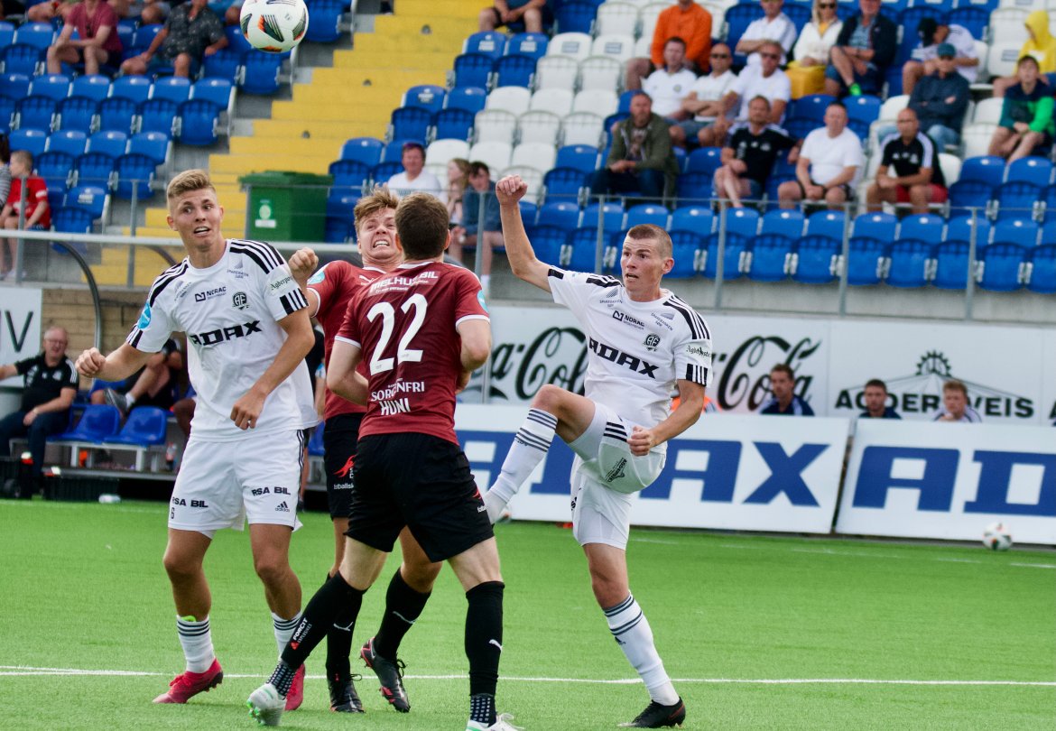 Andreas van der Spa og Preben Skeie kriger med Nardo-spillerne.
