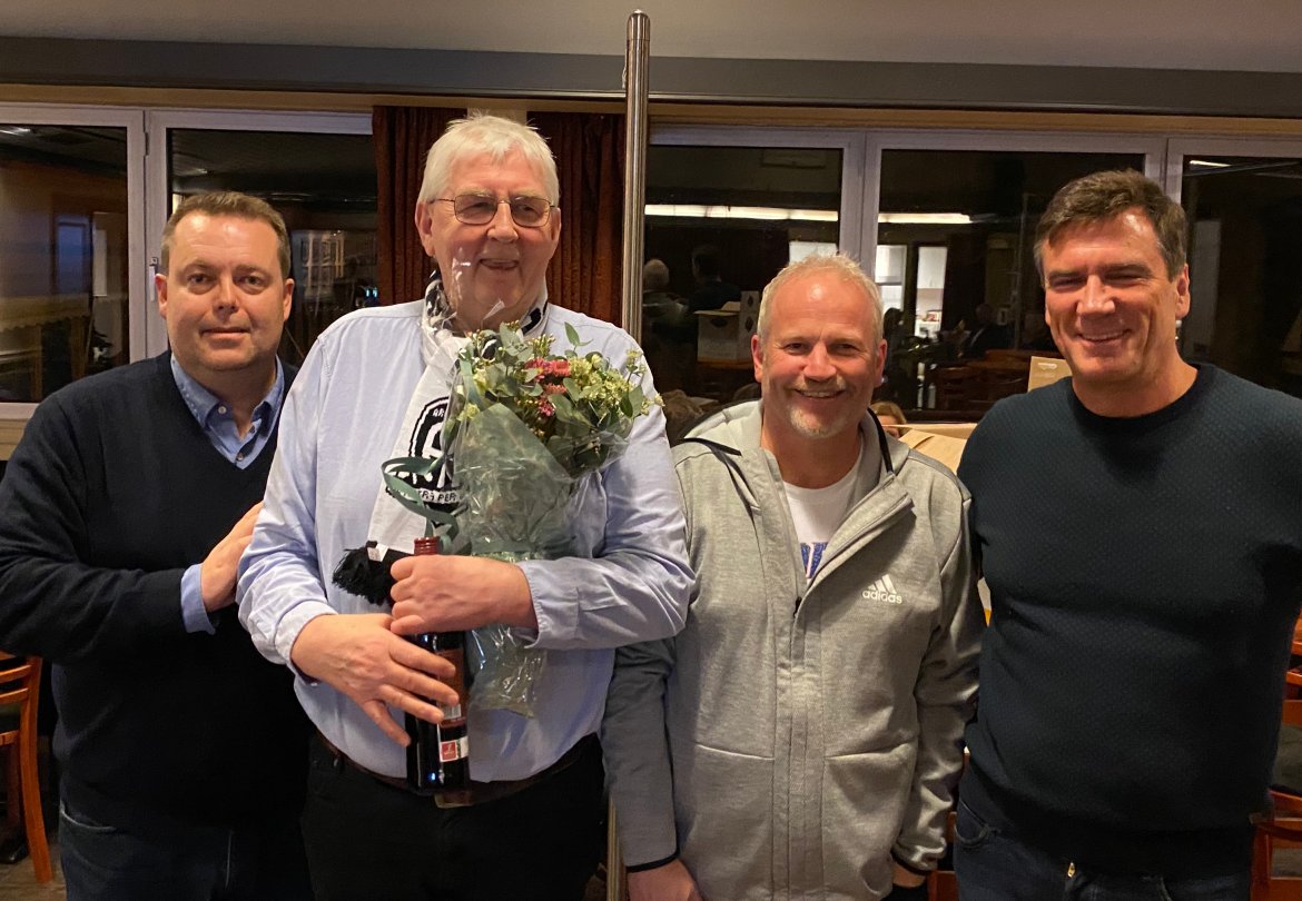 Kåre Mortveit (nr to fra venstre) er ofte å se på Norac stadion, både sent og tidlig. På kampdag skal man stå tidlig opp for å være på plass før Grane-veteranen.