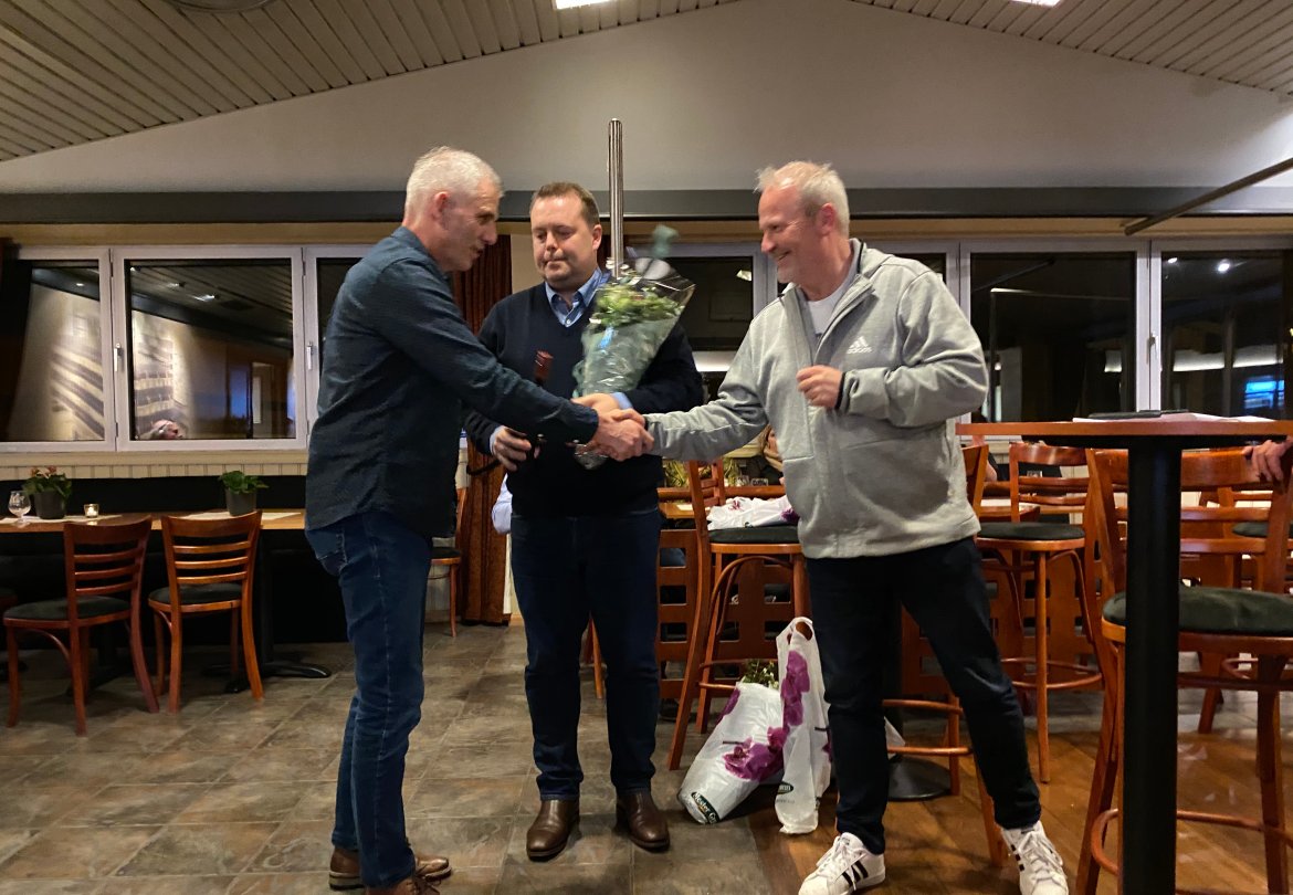 Paul Øyvind Jensen har i mange år hatt ansvar for sikkerhet rundt Norac stadion. Her får han velfortjent takk av daglig leder Bård Sterk-Hansen og Per Carsten Michelsen.
