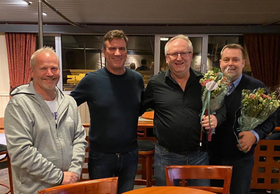 Terjei Kløvfjell (nr to fra høyre) har helt siden etableringen av Arendal Fotball for 10 år siden stilt opp for klubben. Selv i perioder der han har hatt helseutfordringer, har han alltid prioritert å gjøre en innsats.