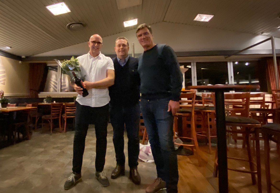 Jan Sogorka (til venstre) har gjennom mange år gjort en fantastisk innsats rundt juniorlaget til Arendal Fotball, i tillegg til at han også har nedlagt utallige timer med praktisk arbeid på Norac stadion. Heldigvis har han lovet å bidra like mye fremover også!