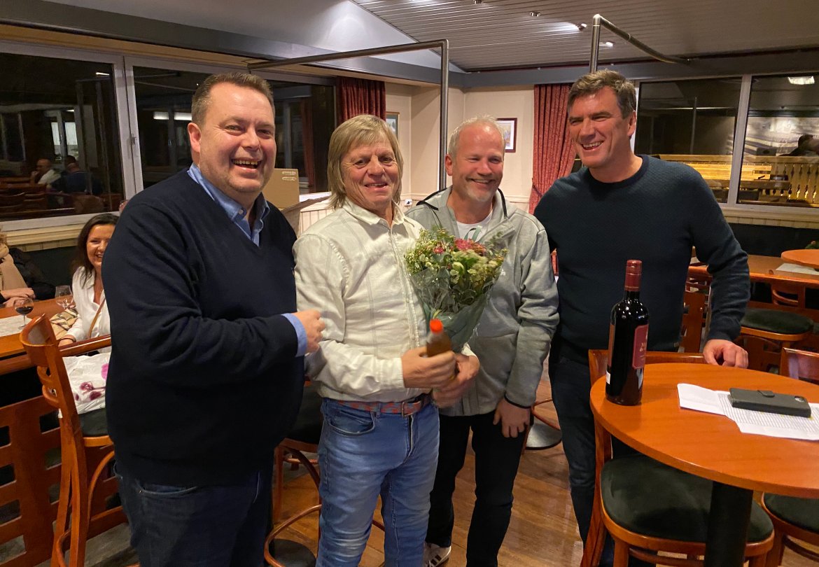 Preben Jørgensen har i flere år vært en svært nyttig bidragsyter, både som fysioterapeut, som frivillig og som fotballfagmann, i Arendal Fotball. Her sammen med Bård Sterk-Hansen (t.v.), Per Carsten Michelsen og styreleder Jan Sigurd Otterlei.