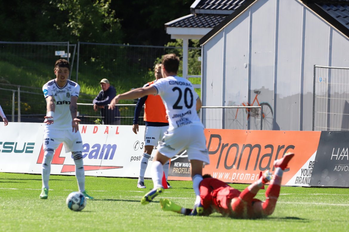 Her felles Mathias Johansen av Øygarden-keeper Borger Thomas.