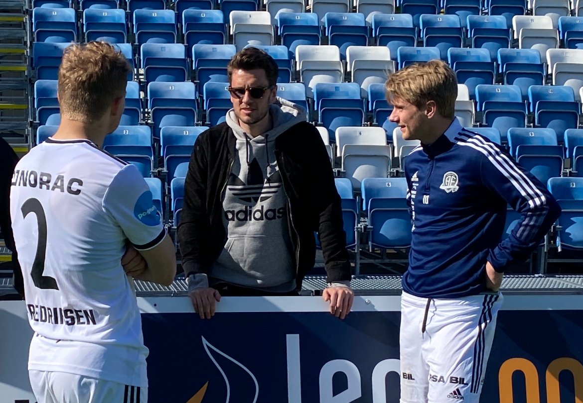 Start-trener Sindre Tjelmeland benyttet muligheten til å slå av en prat med Jonas Tillung Fredriksen og Sebastian Remme Berge etter kampen.