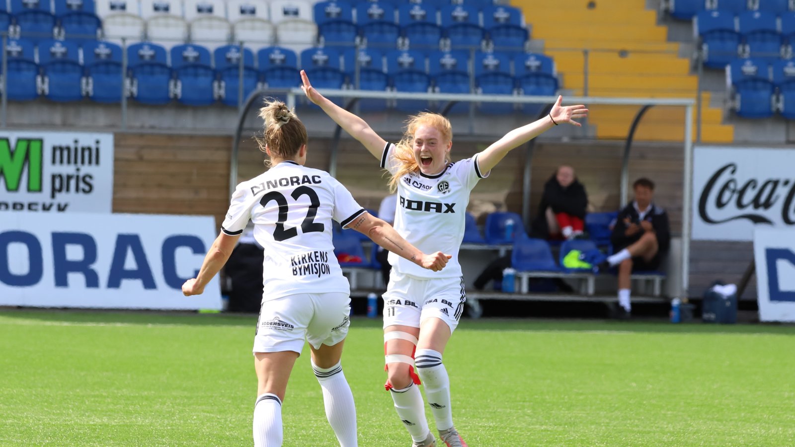 Mona Melhus Gundersen kommer løpende til og gratulerer Lisbeth Rothschild etter at sistnevnte har gitt Arendal ledelsen mot Sandefjord Fotball Kvinner.