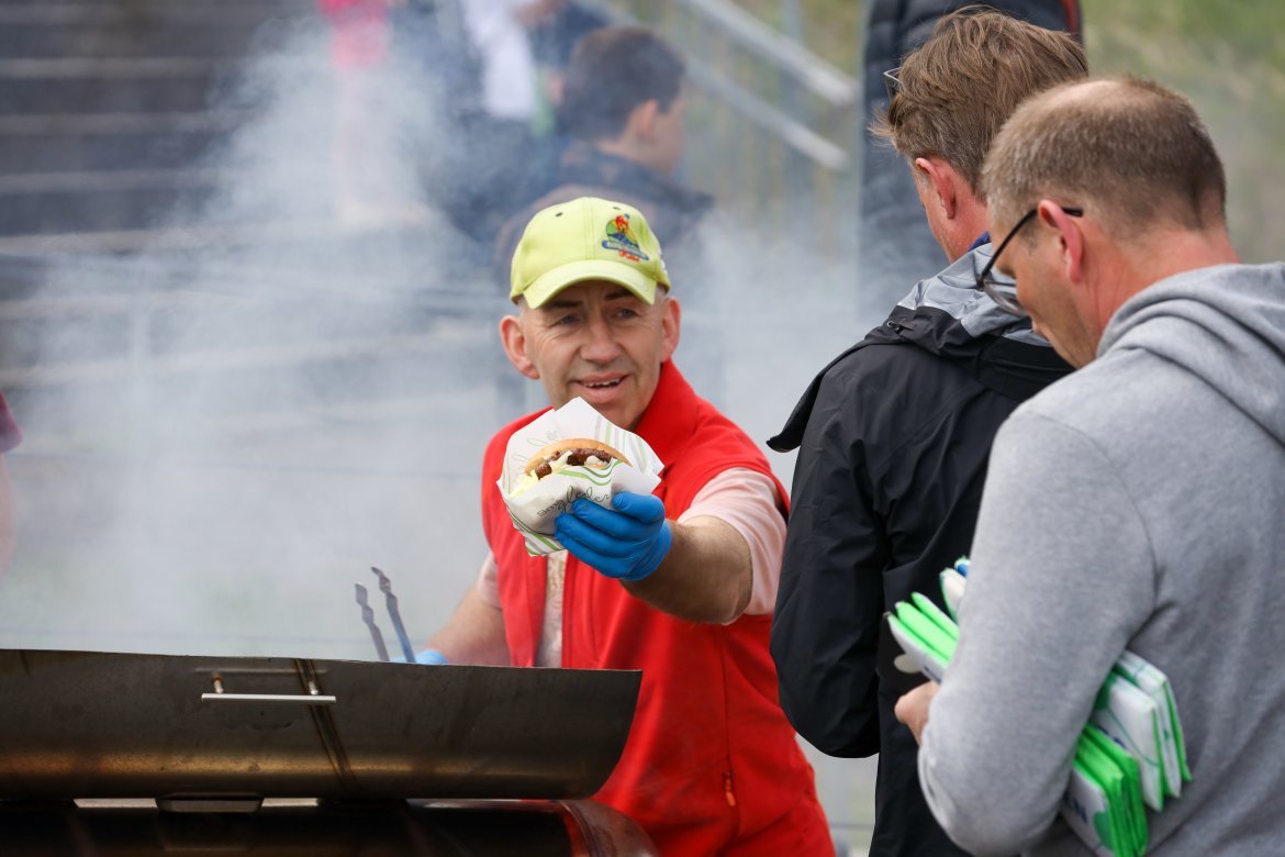 Burgere levert av Asko og servert av Kirkens Bymisjon gikk unna som varmt hvetebrød!