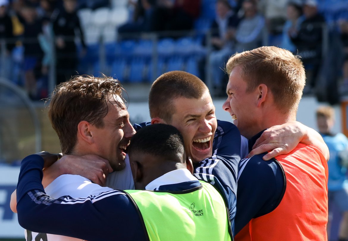 Gruppeklem! Innbytterne Koko og Stian Andersen jubler sammen med matchheltene Mathias Johansen og Preben Skeie.