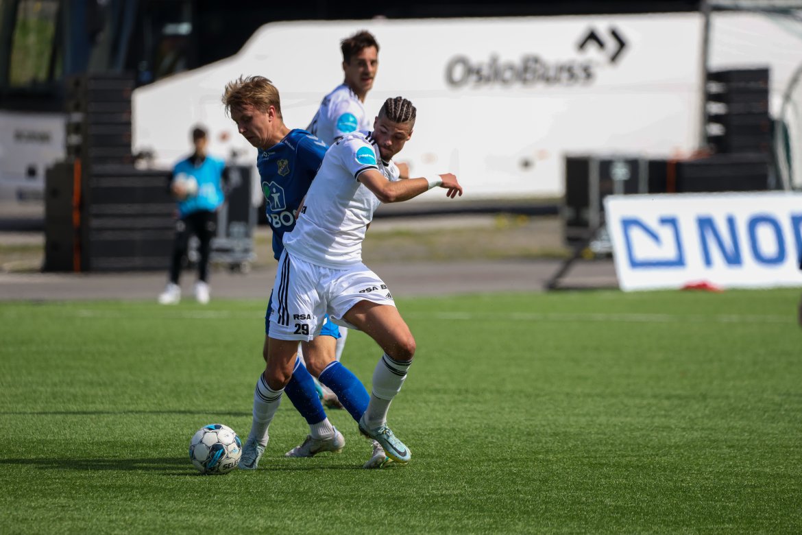 Hårfint: Sander Lille-Løvø passer Lyn-forsvareren!