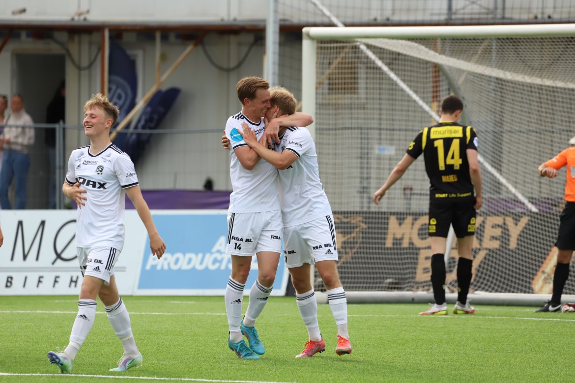 Kristian Eriksen takker Håvard Meinseth for fenomenalt forarbeid til 1-1-scoringen. Tobias Hafstad (til venstre) er også fornøyd.