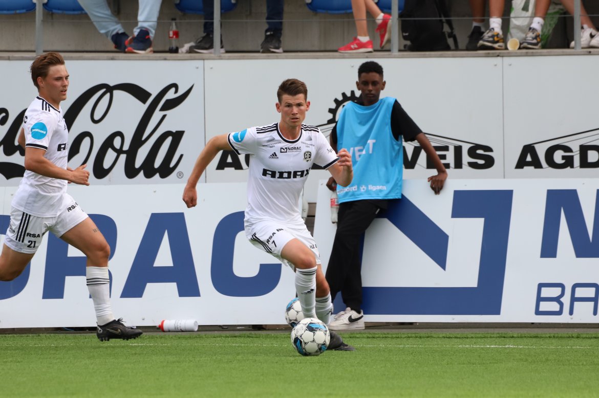 Stilstudie av Preben Skeie som kom inn i 2. omgang og erstattet kaptein Martin Torp, noe som var bestemt før kampstart.