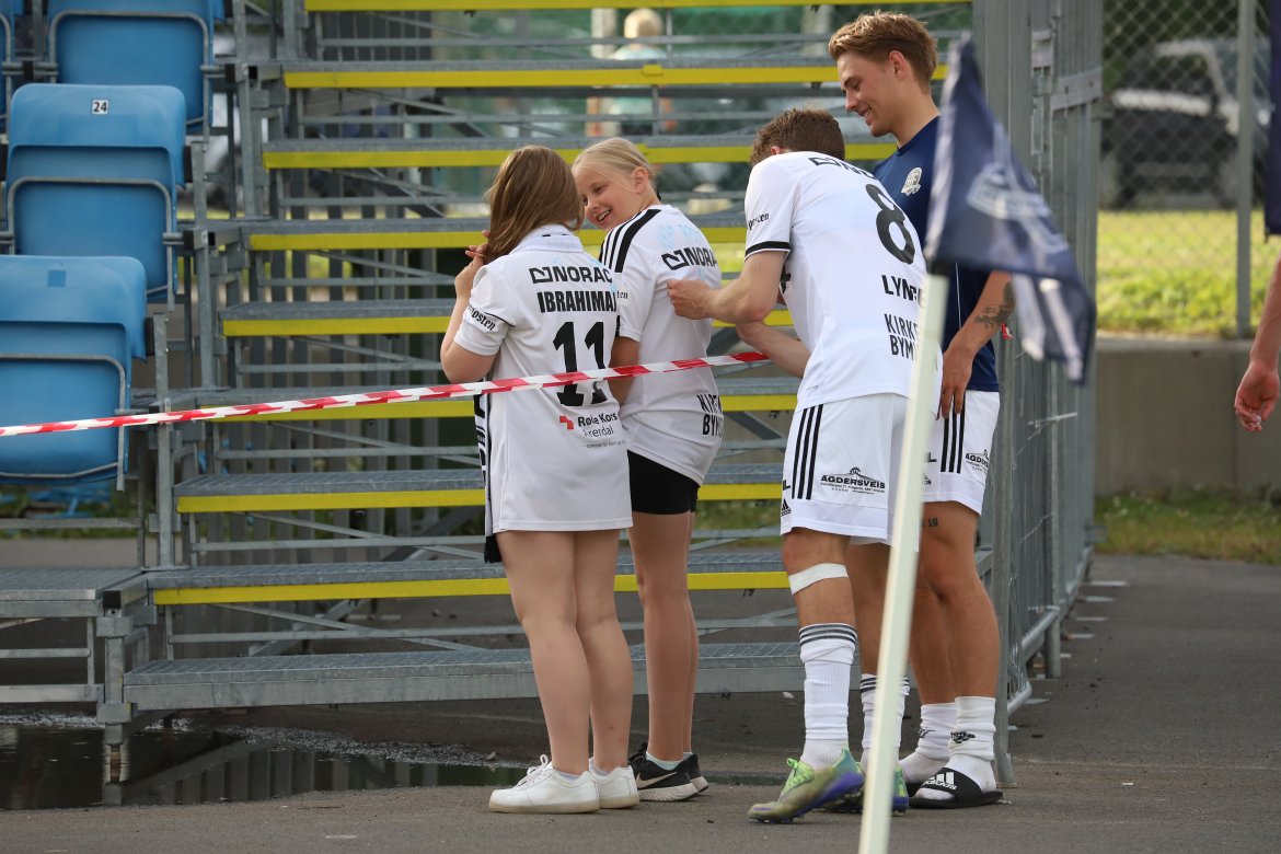 Rasmus Lynge Christensen og Mads Nørby Madsen var populære blant autografjegere etter kampen.