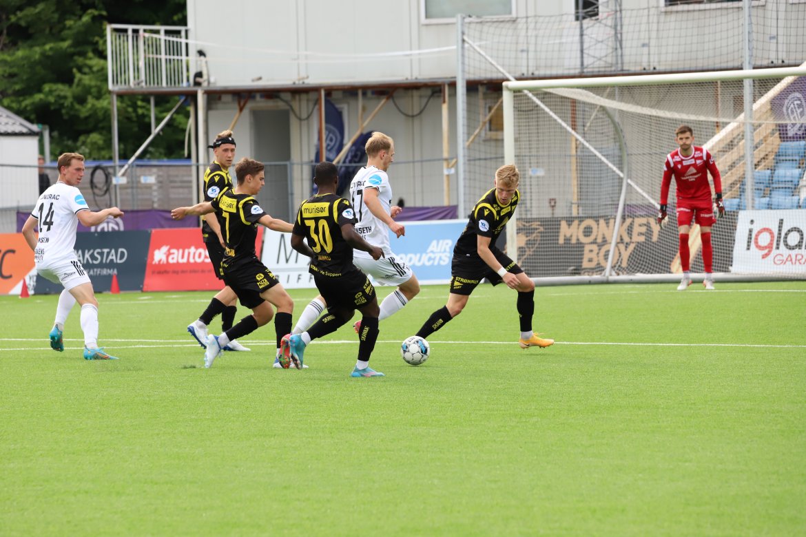 Her er Håvard Meinseth iferd med å runde av de siste Start-forsvarerne etter sin kanonraid over banen som endte i Kristian Eriksens utligning til 1-1.