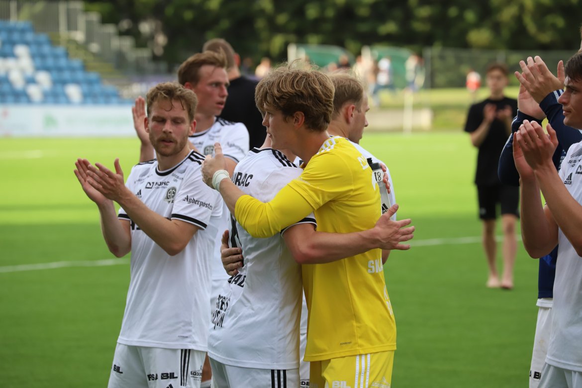 Rasmus Lynge Christensen klapper og Tobias Hafstad omfavner Mathias Skjævestad etter gode prestasjoner mot Start.