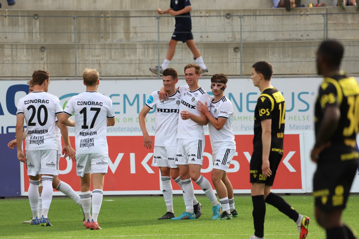 Redon Pllana (til høyre) hyller målscorerne Kristian Eriksen og Preben Skeie. Her har akkurat Preben headet inn 2-2.