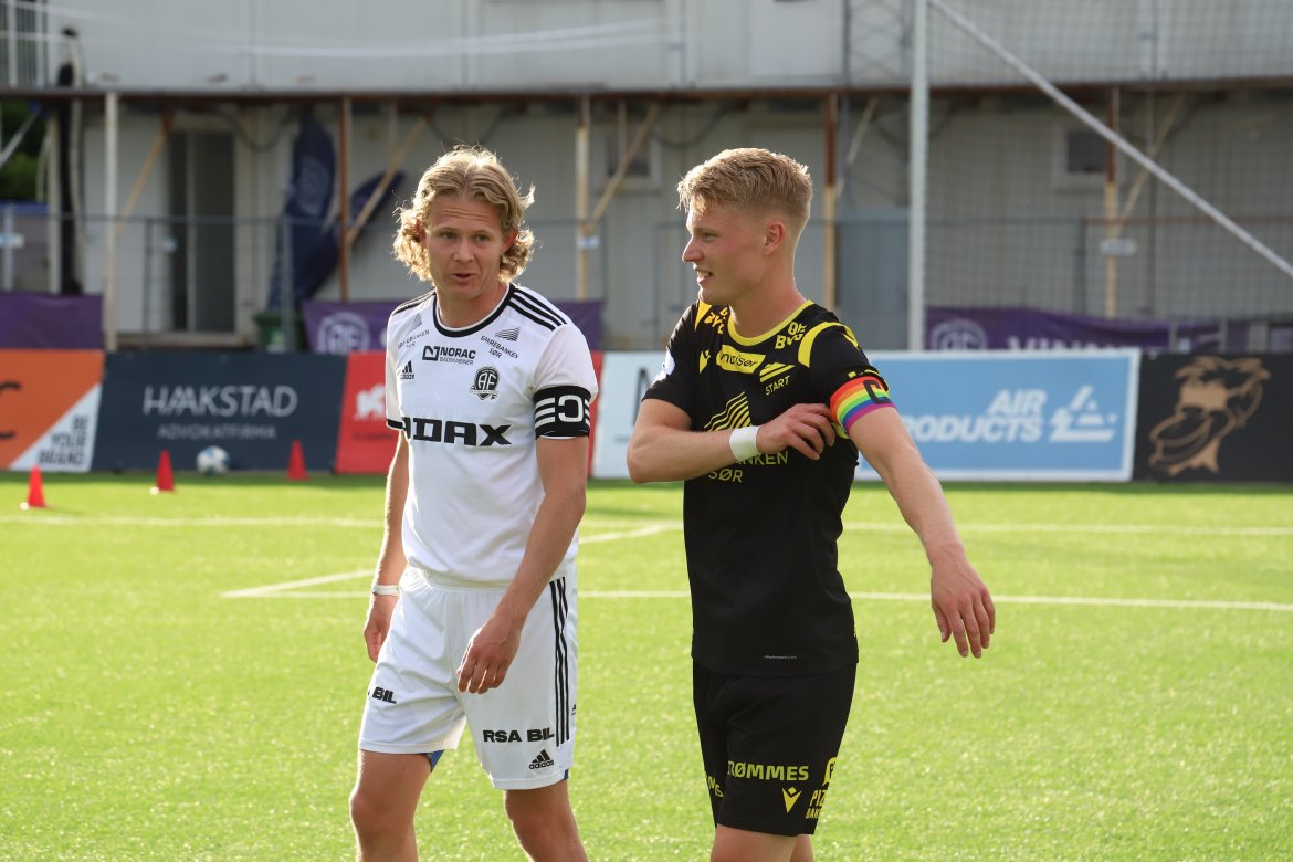 De tidligere Jerv-kompisene Olav Hovstad og Kristoffer Tønnesen avsluttet kampen med hvert sitt kapteinsbind på armen.