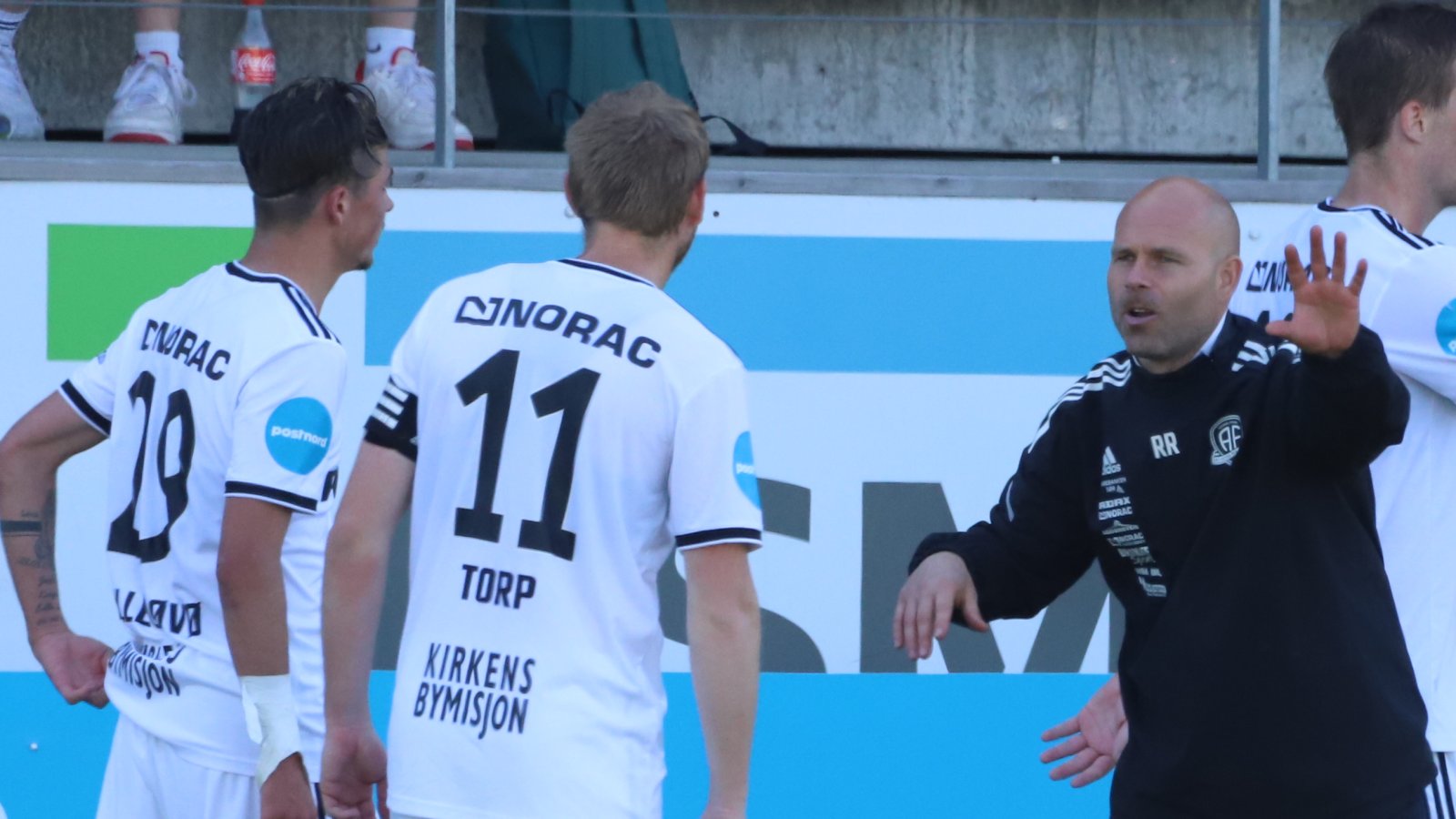 Roger Risholt gir sine instruksjoner til Sander Lille-Løvø og Martin Torp.