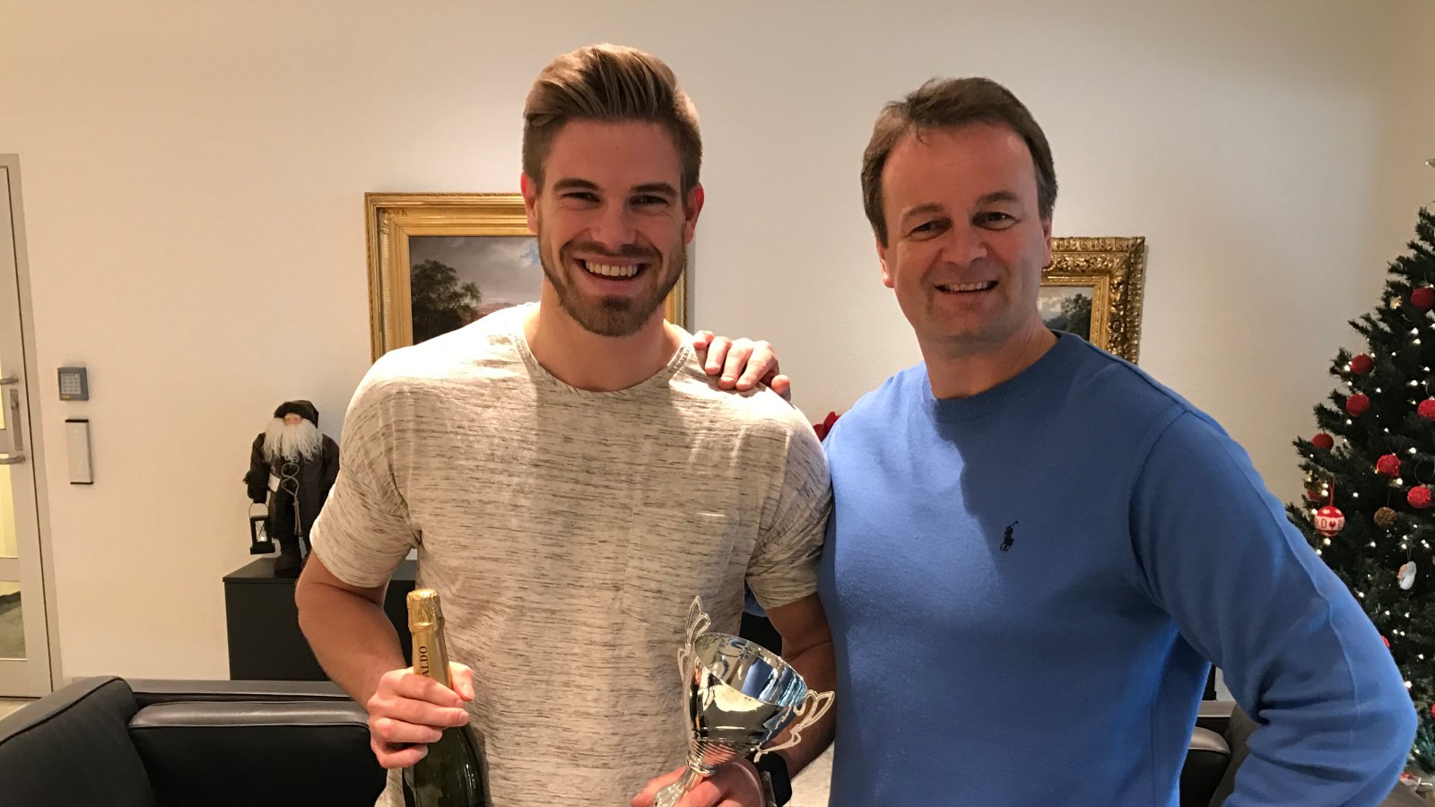 Jostein Aaland fikk overrakt prisen som "Årets spiller 2016" i Arendal Fotball av sportslig leder Geir Fone.