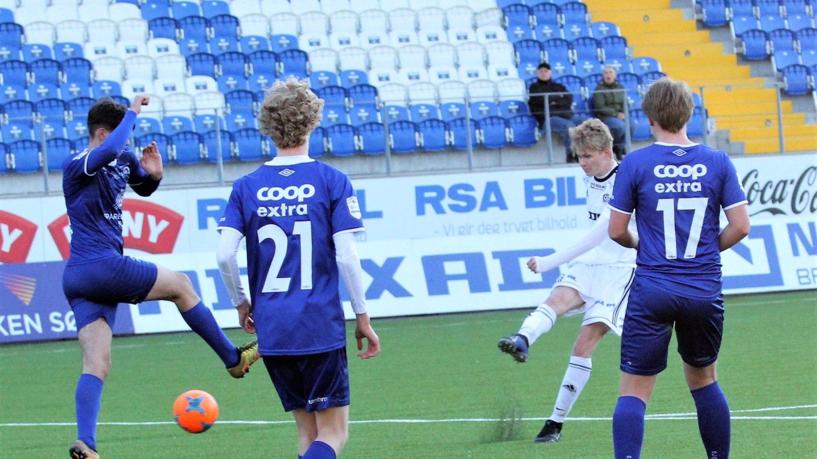 Anders Bjørge sender ballen i mål for juniorlaget mot Vindbjart. 