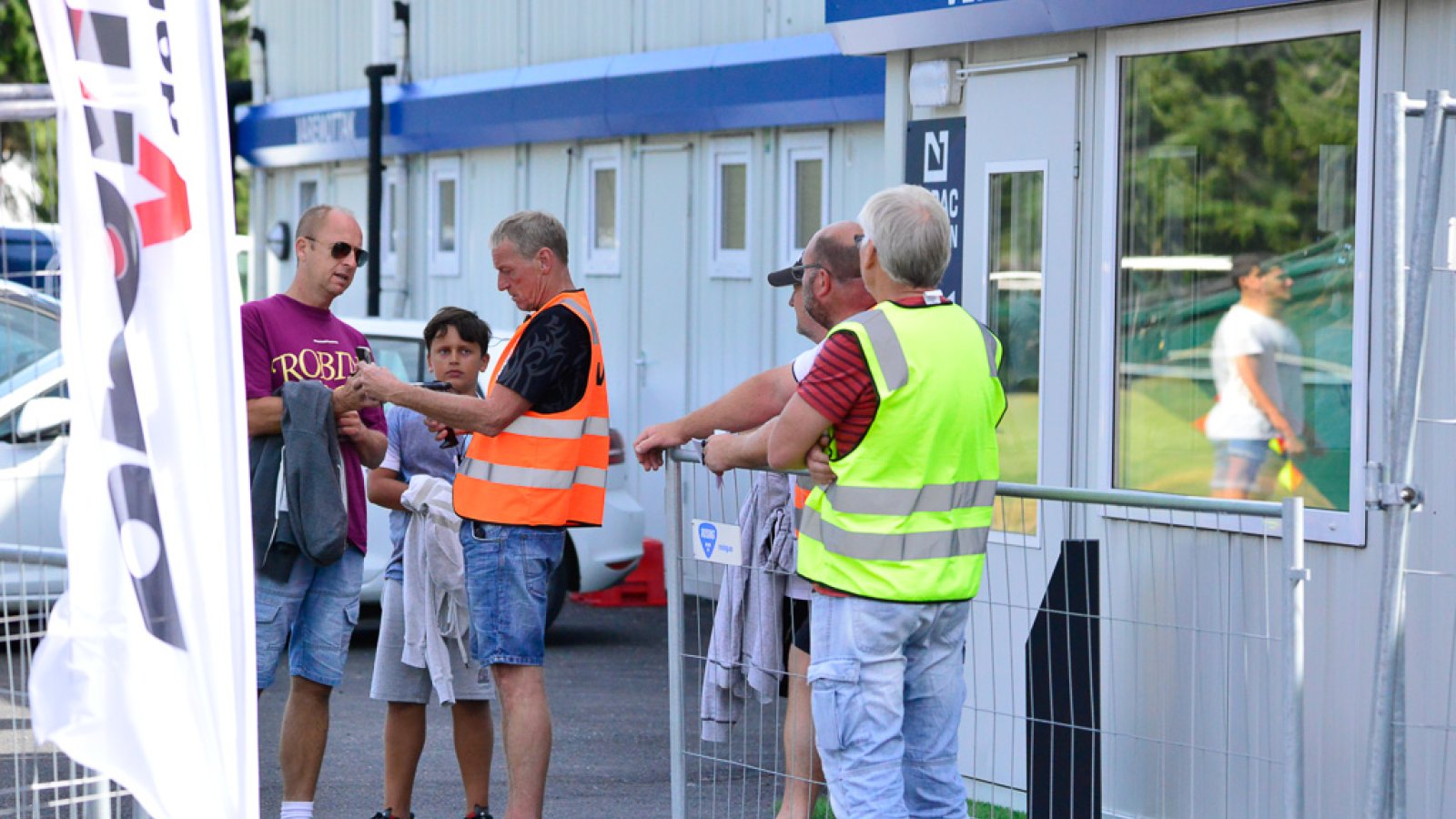 Publikum på vei inn på stadion.