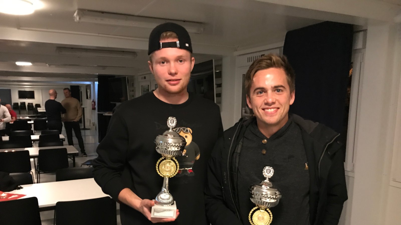 Fabian Stensrud Ness (t.v.) og Kim Kvaalen fikk priser for henholdsvis "Årets toppscorer" og "Årets spiller" i 2018 i Arendal Fotball.