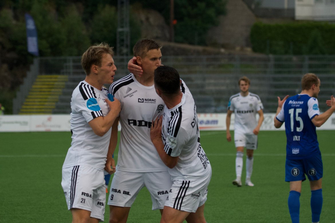 Tobias Hafstad (til venstre) og Ermal Hajdari omfavner Andreas Hellum etter straffescoring mot Fløy.