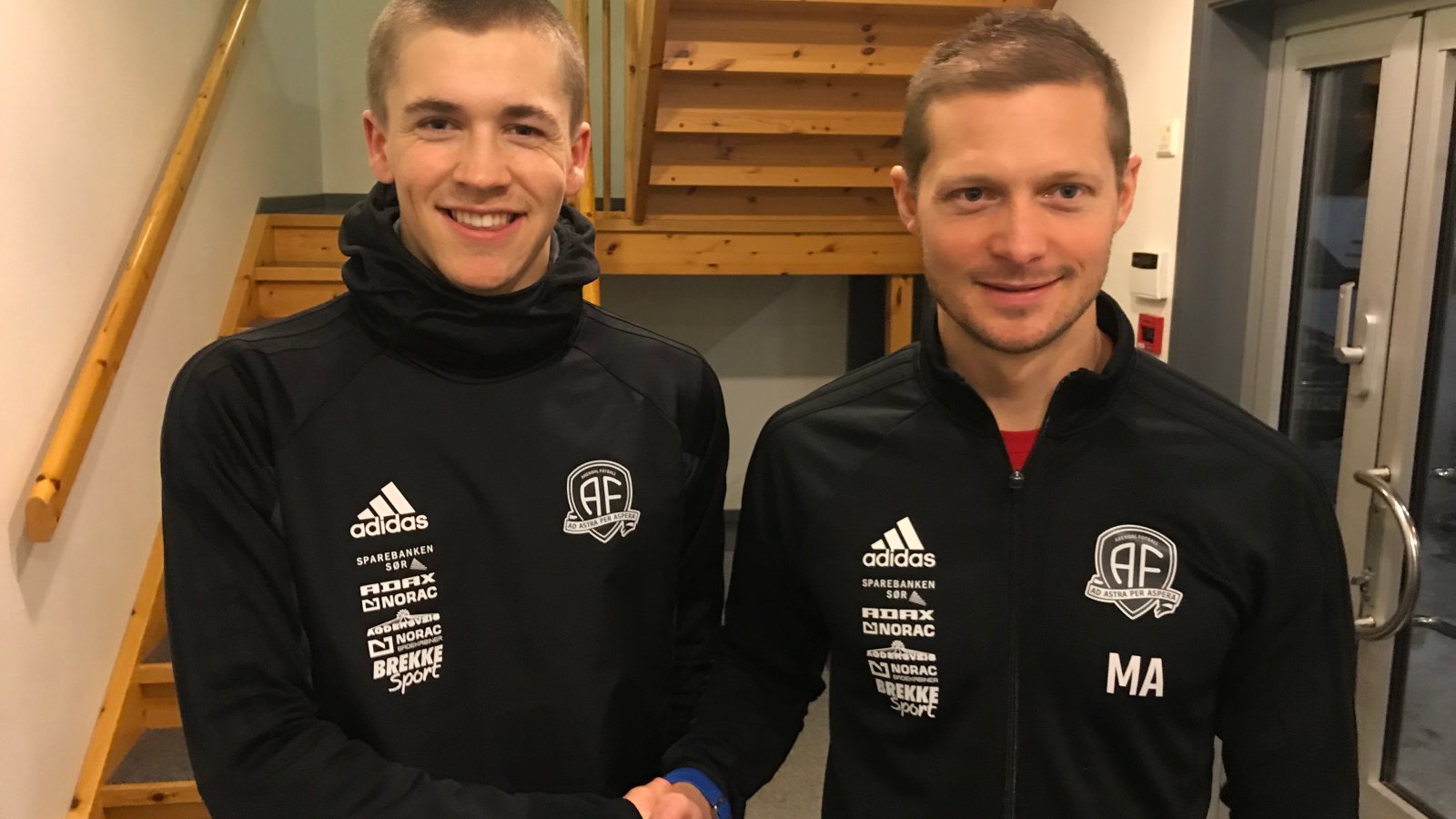 Mattias Andersson ønsker Philip Aukland velkommen til Arendal Fotball.