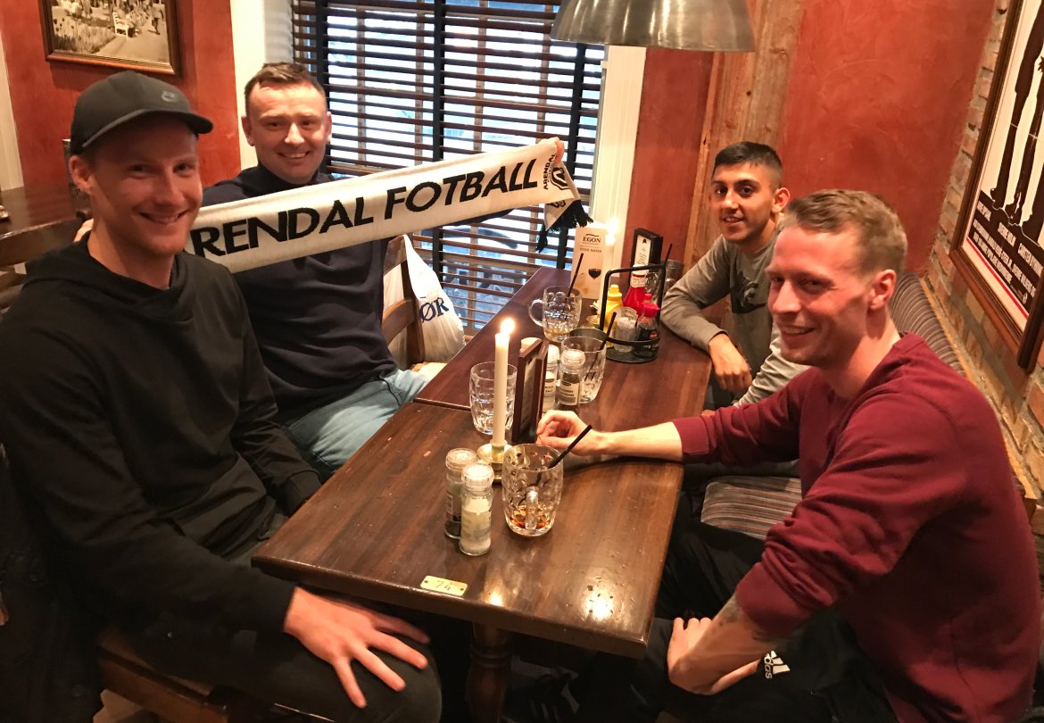 Sune Kiilerich, Adnan Mohammad og Matias Fjeldal Olsen hygger seg på Egon sammen med daglig leder Simon Lanng.
