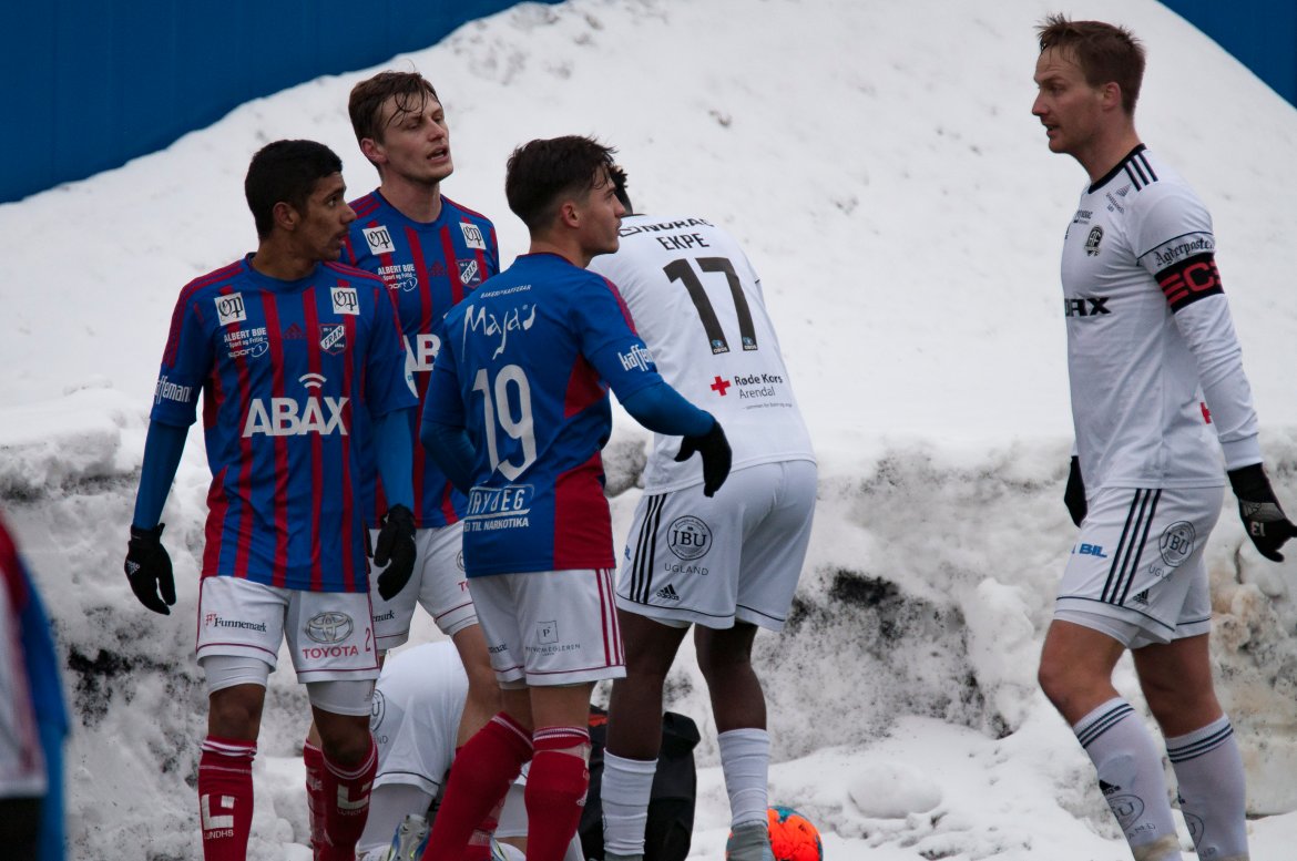 Sune Kiilerich forteller at han ikke er fornøyd med Fram-spillernes takling av Anders Hella (liggende i bakgrunnen).