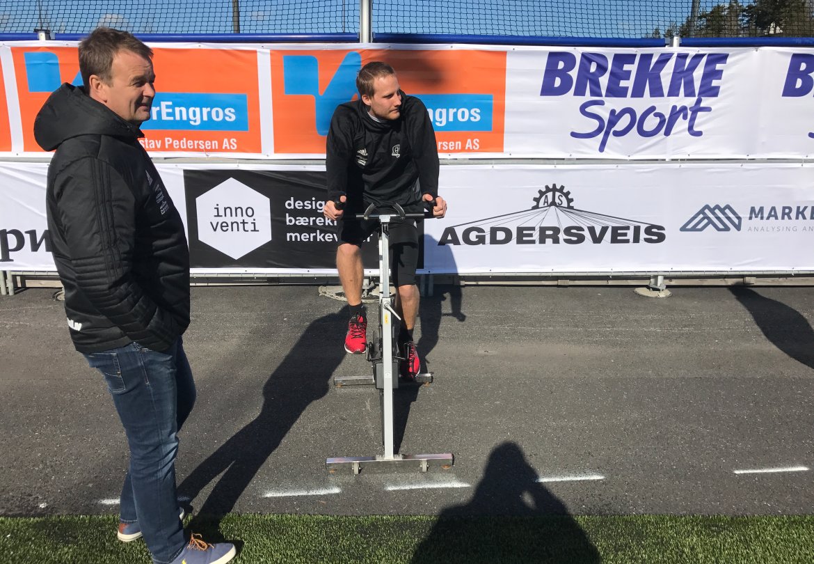 Sportslig leder Geir Fone i samtale med Sune Kiilerich - som tidligere i uken måtte trene alternativt.