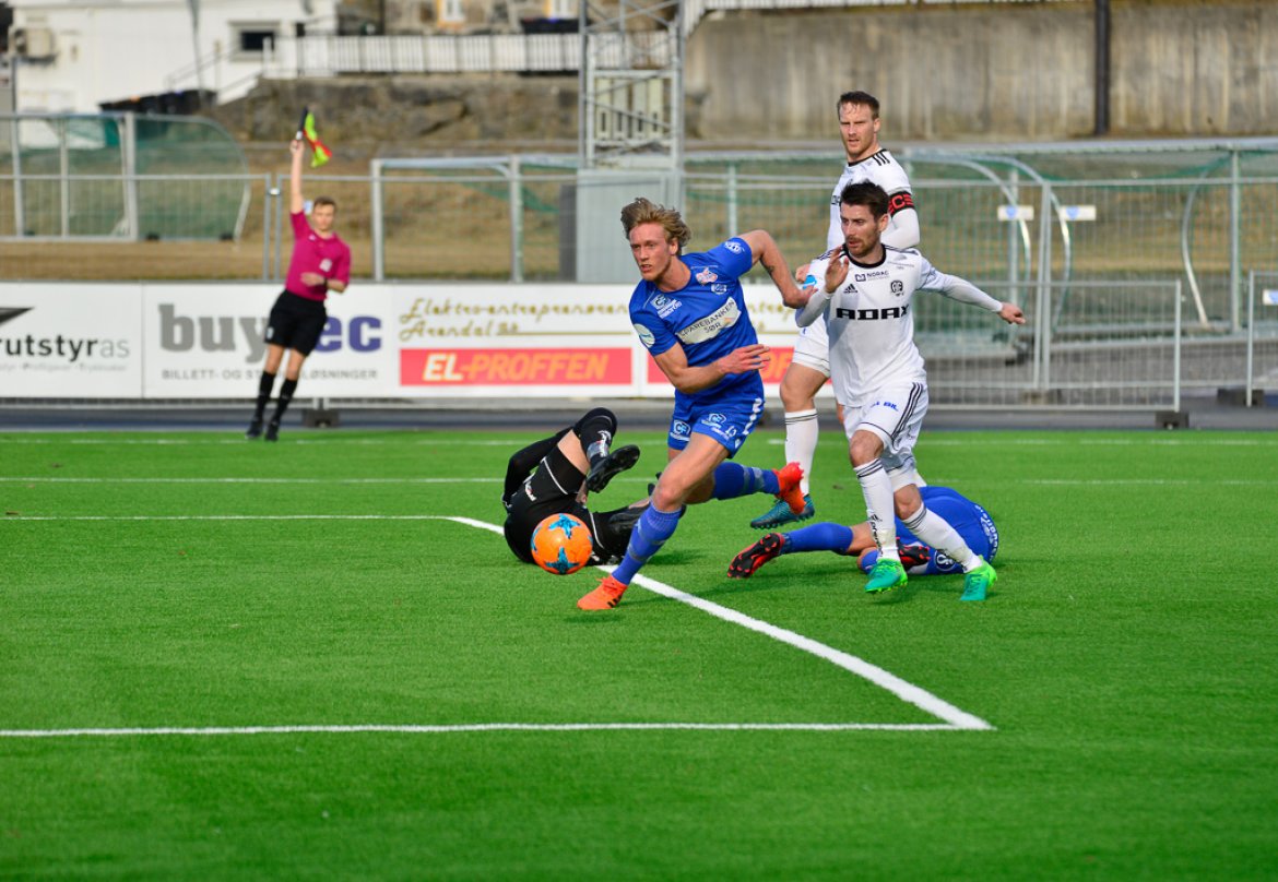 Sune Kiilerich (bak) og Jens Kristian Skogmo har kontroll - fordi linjemannen allerede har vinket for offside.